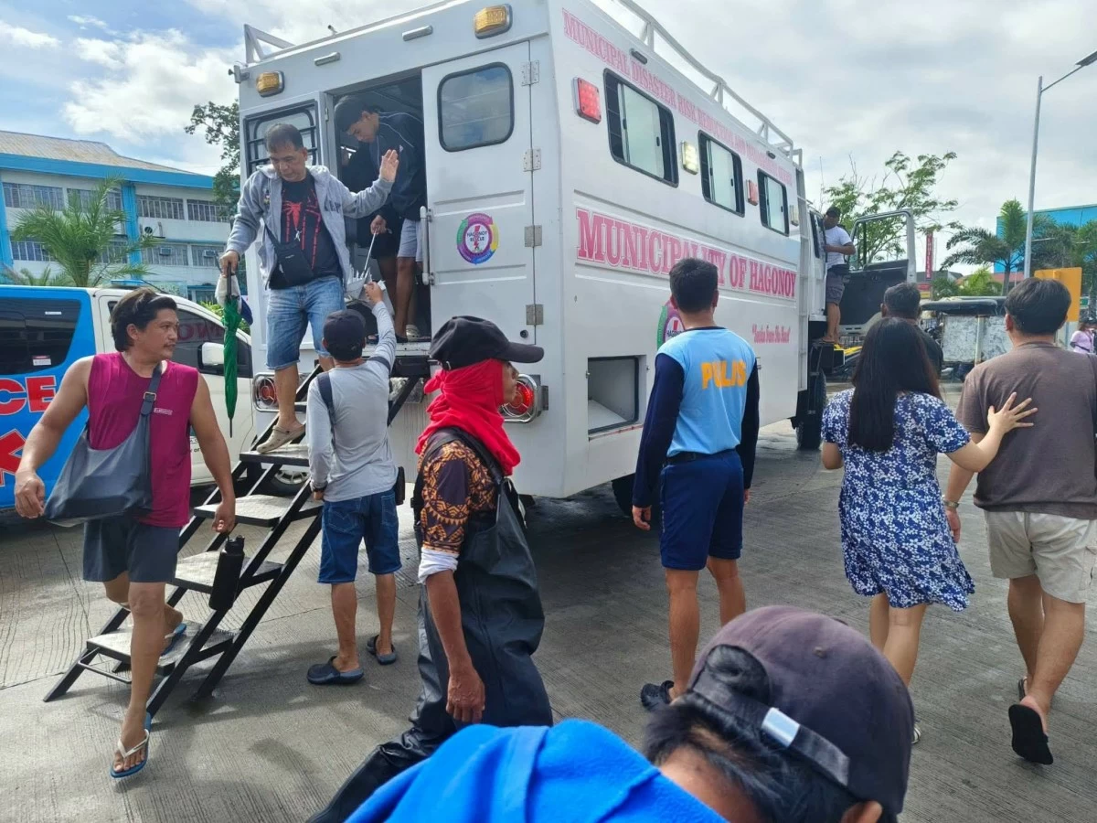 Police in Hagonoy, under Lt. Col. Leonard M. Lim, assist residents during the implementation of the “Libreng Sakay” program in Brgy. Sto. Niño. (Photo courtesy of Bulacan PPO)