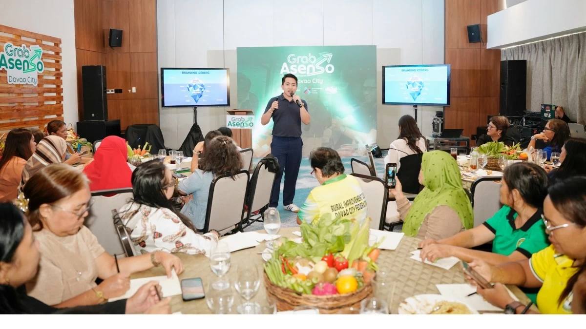 ITC-Digital PINAS Digitalization Business Advisor Kim Sinchioco leads a session at the Grab Asenso Learning Caravan in Davao City, guiding women farmer-entrepreneurs from the Rural Improvement Club (RIC) Davao City Federation Inc. on branding, content strategy, and digital content planning.
