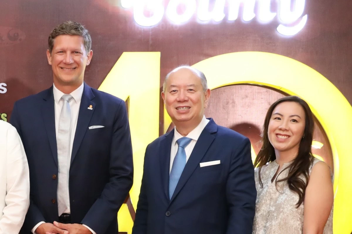 Lohmann Breeders commercial managing director Jurek Grapentin, Atty. Kenneth Cheng, and Agribusiness vice president Alaine Cheng
