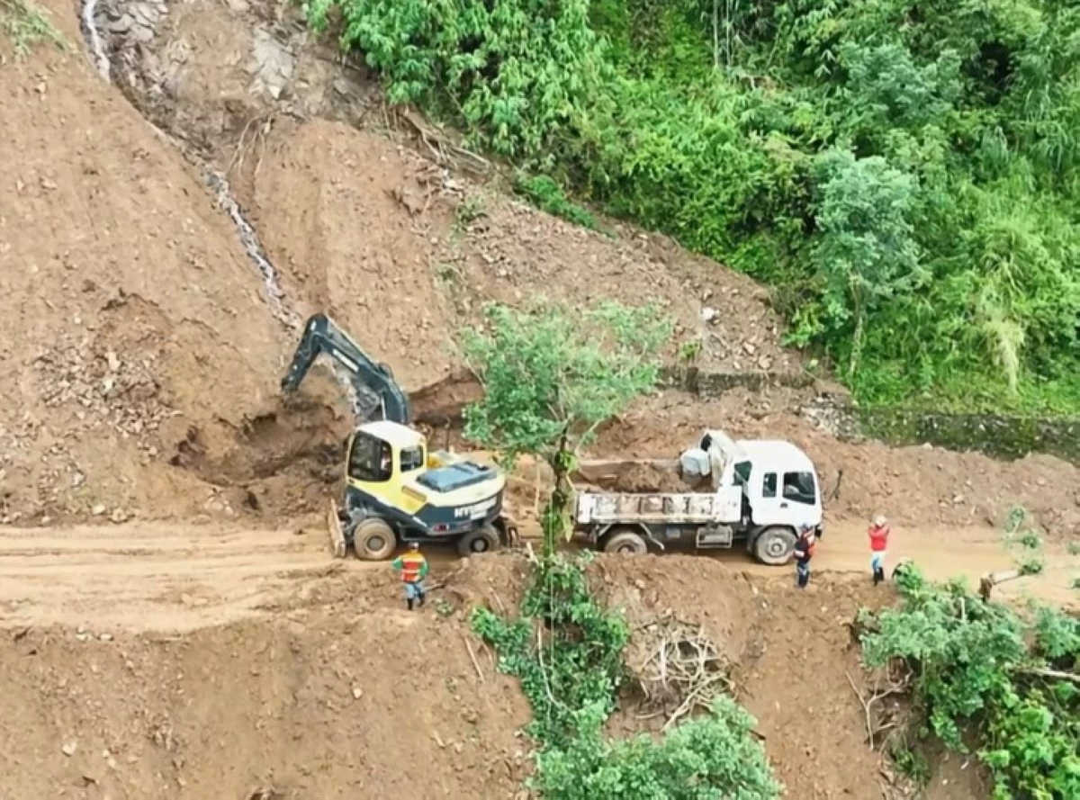 CLEARING OPERATION - A joint clearing operation conducted by the Benguet PLGU Road Clearing Team (PEO and PDRRMO) in the Suyoc-Posos Provincial Road, which is a critical road network that serves as the shortest alternative route following the closure of the main highway, the Gov. Bado Dangwa National Road in Tublay, Benguet. 

 