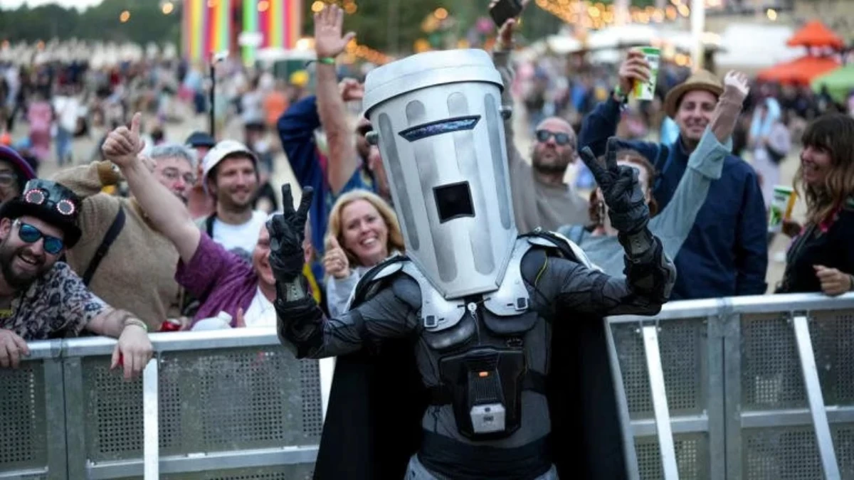 BIN FOR THE WIN Count Binface is the popular frontrunner against Nigel Farage. (Photo: Count Binface)
