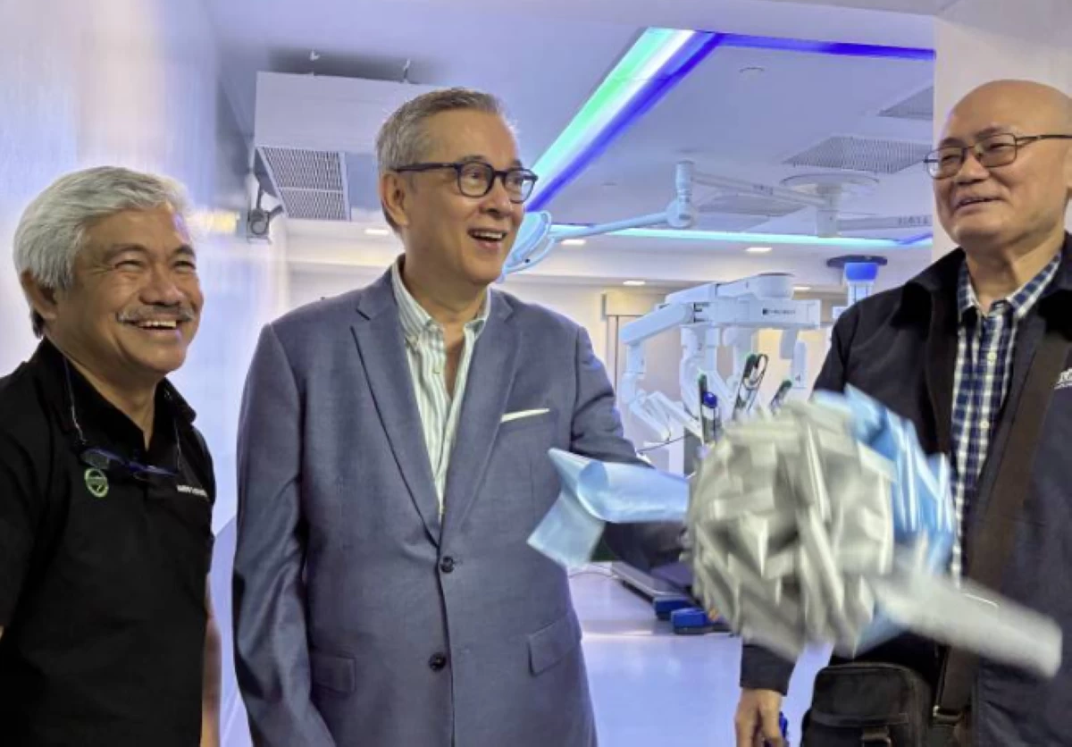 Dr. Eduardo S. Eseque, president of ManilaMed (left) with executives of the medical center.