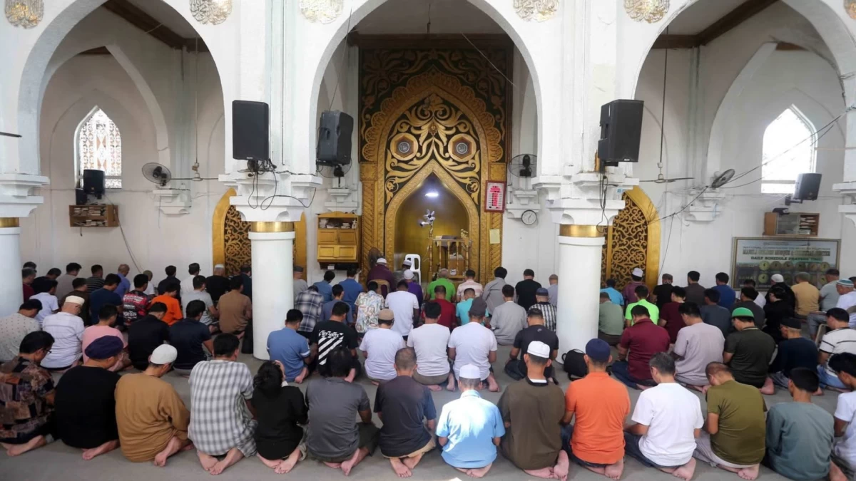 Through cost-plus financing (Murabahah) and risk-sharing models (Musharakah), Islamic banking acts as an active business partner to help local entrepreneurs acquire equipment and expand operations without hidden charges or rigid collateral demands.