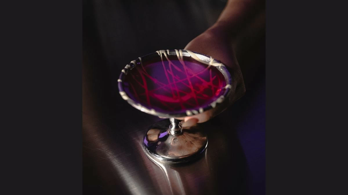 Problem Child’s Amethyst, an intoxicating concoction made with 'mezcal, onion, white crème de cacao, red wine vinegar, cocchi rosa, [and] orange bitters.' (Photo: Asia’s 50 Best Bars)