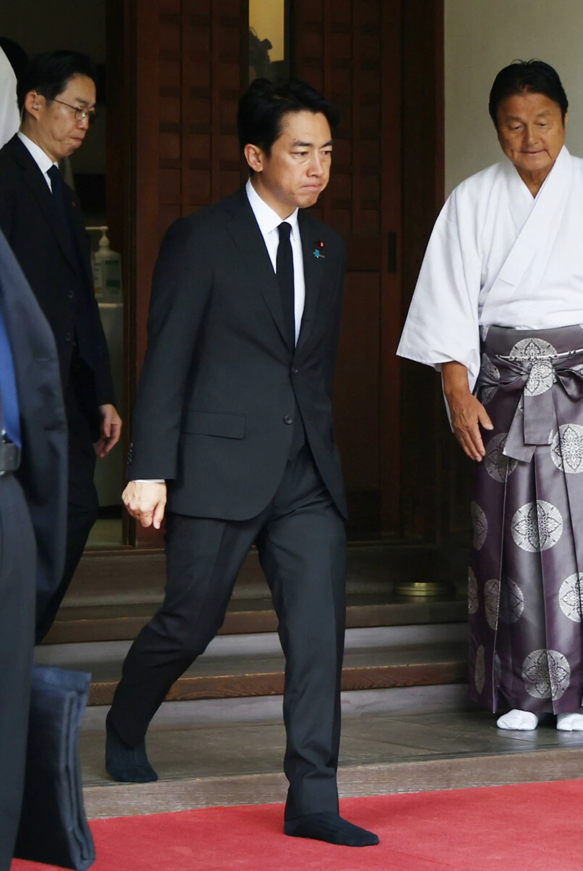Defense Minister Shinjiro Koizumi visits Yasukuni Shrine in Tokyo on Saturday, August 15, the 81st war-end anniversary.