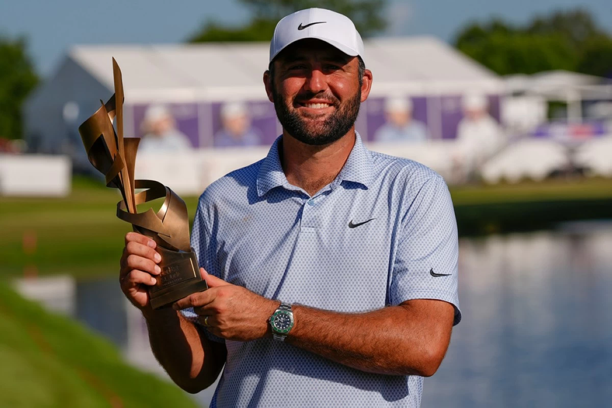 Scottie Scheffler holds the winning trophy after the final round of the St. Jude Championship golf tournament, Sunday, Aug. 16, 2026, in Memphis, Tenn. (AP Photo/George Walker IV)