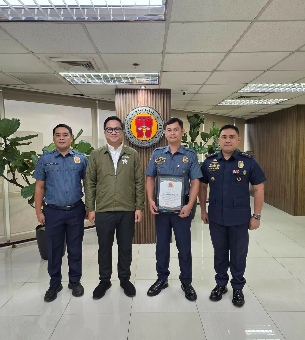 National Police Commission Commissioner Rafael Vicente Calinisan honors Police Executive Master Sgt. Andy Evangelista for helping apprehend a hit-and-run suspect in Antipolo City despite being off duty. (Photos from Napolcom Commissioner Rafael Vicente Calinisan)