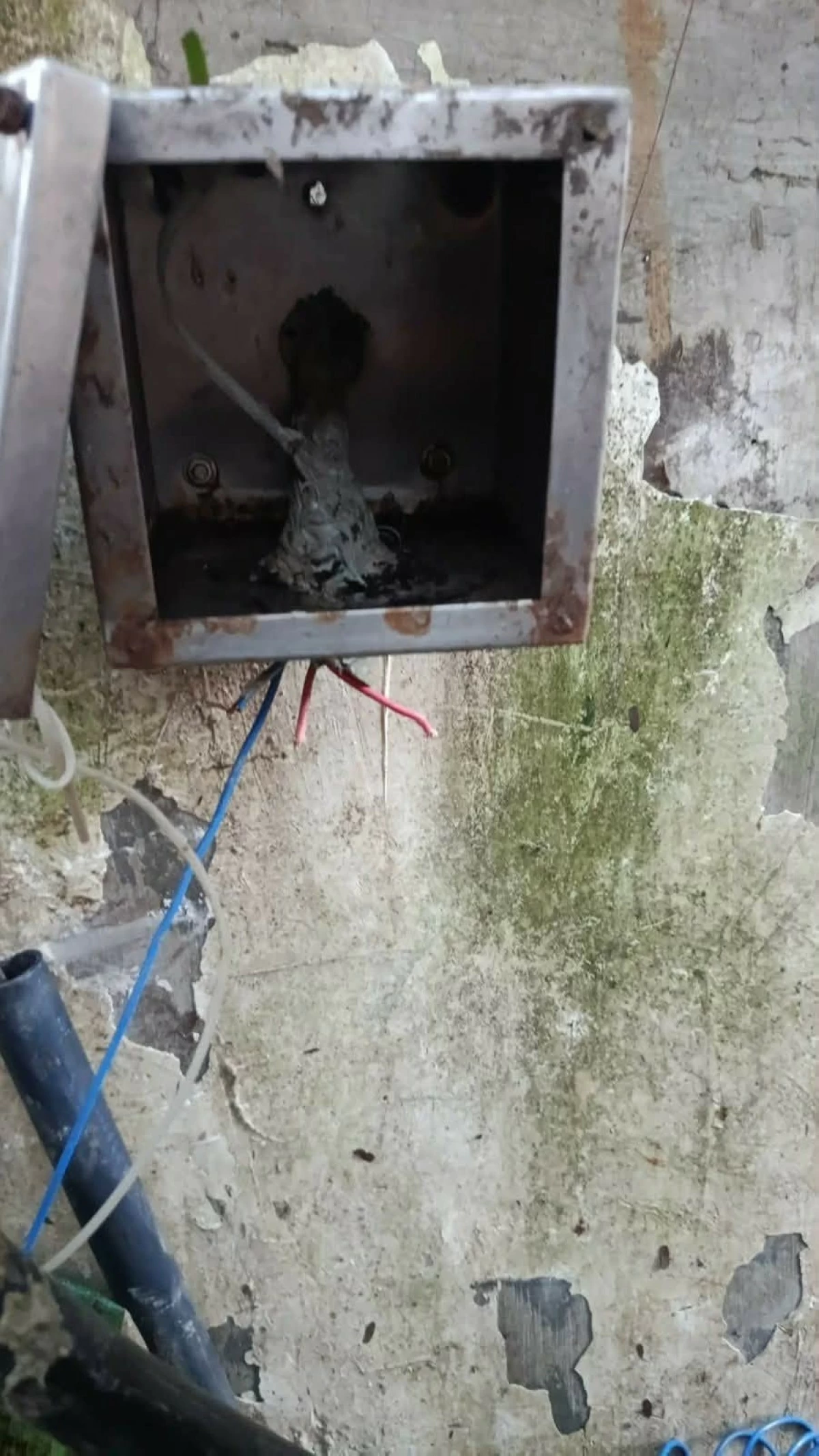 The stolen grounding cable at the Navotas Navigational Gate after around eight to 10 meters of wiring were reportedly stolen on Saturday, Aug. 15. (Photo courtesy of MMDA General Manager Nicolas Torre III)