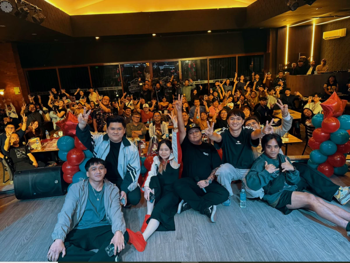 Android-18 with members of the media (Photo from Android-18's FB page)