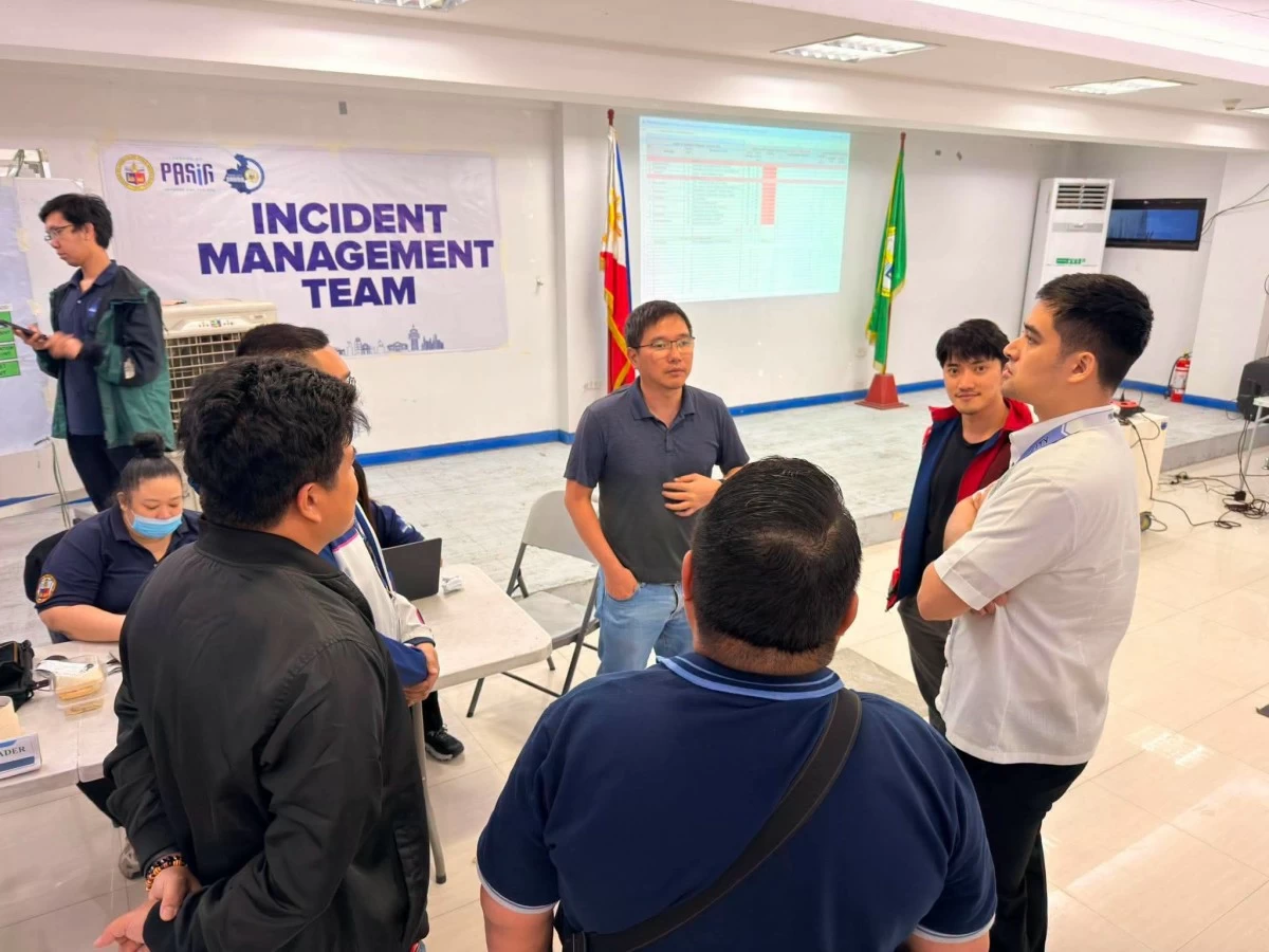 Families evacuate in Pasig City amid heavy rains and flooding brought by the Southwest Monsoon (Habagat) on Monday, Aug. 17. The Pasig City Incident Management Team (IMT) was activated to ensure continuous operations in response to the effects of the Habagat. (Photos from Pasig PIO)