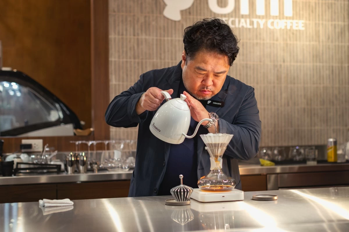 Hisashi demonstrates Unir’s brewing techniques during the coffee experience. (Photo: Modo Food and Living Japan)