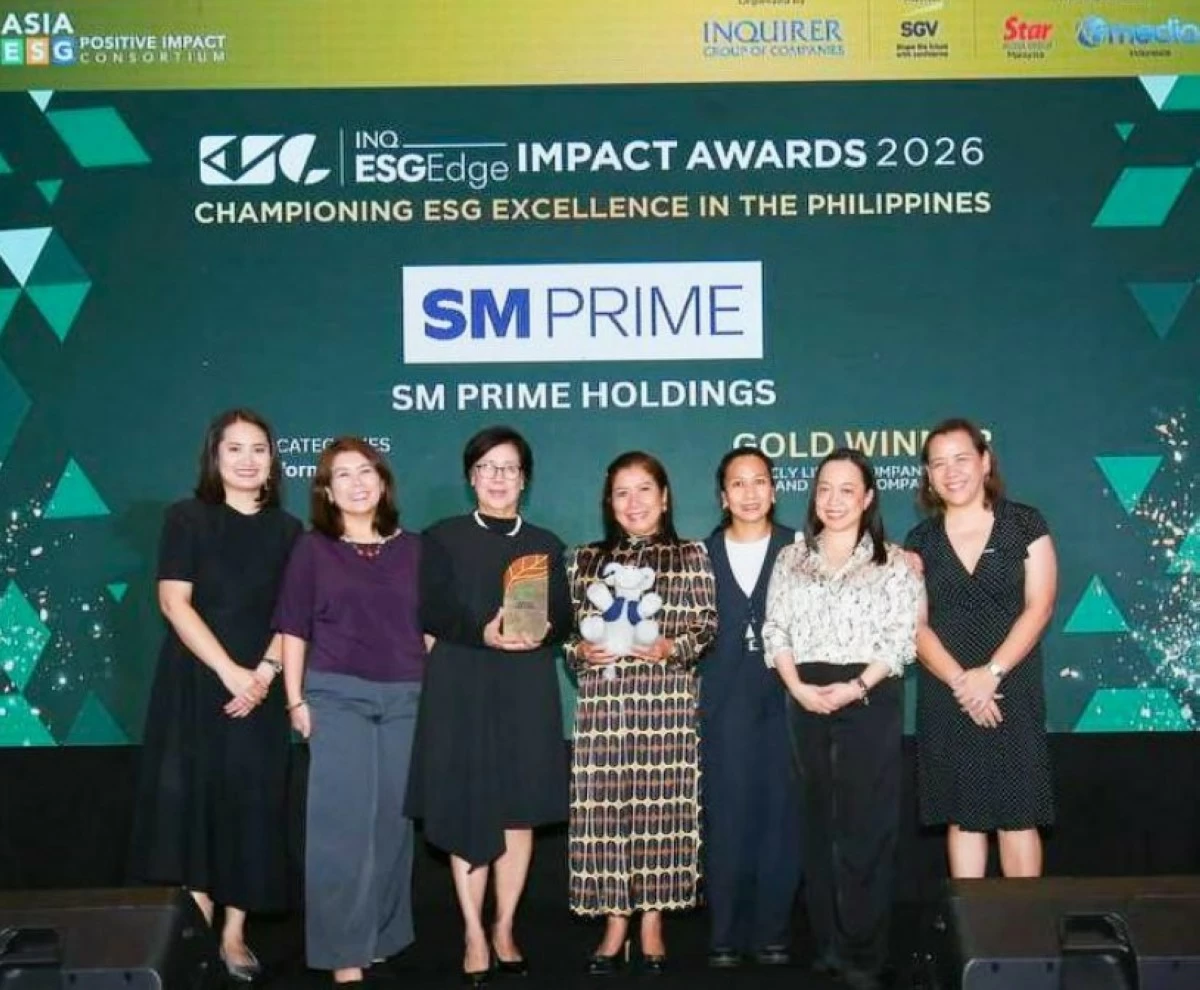 SM Prime representatives with Engr. Liza B. Silerio (left middle), SM Supermalls VP for Compliance and Sustainability; Dr. Louernie de Sales (right middle), SM Prime VP for Sustainability and President of SGECI; Ms. Katrina Dalusong (leftmost), Philippine Daily Inquirer’s Director for Group Sales; and Philippine Daily Inquirer Business Section Editor, Ms. Tina Arceo-Dumlao (rightmost).
