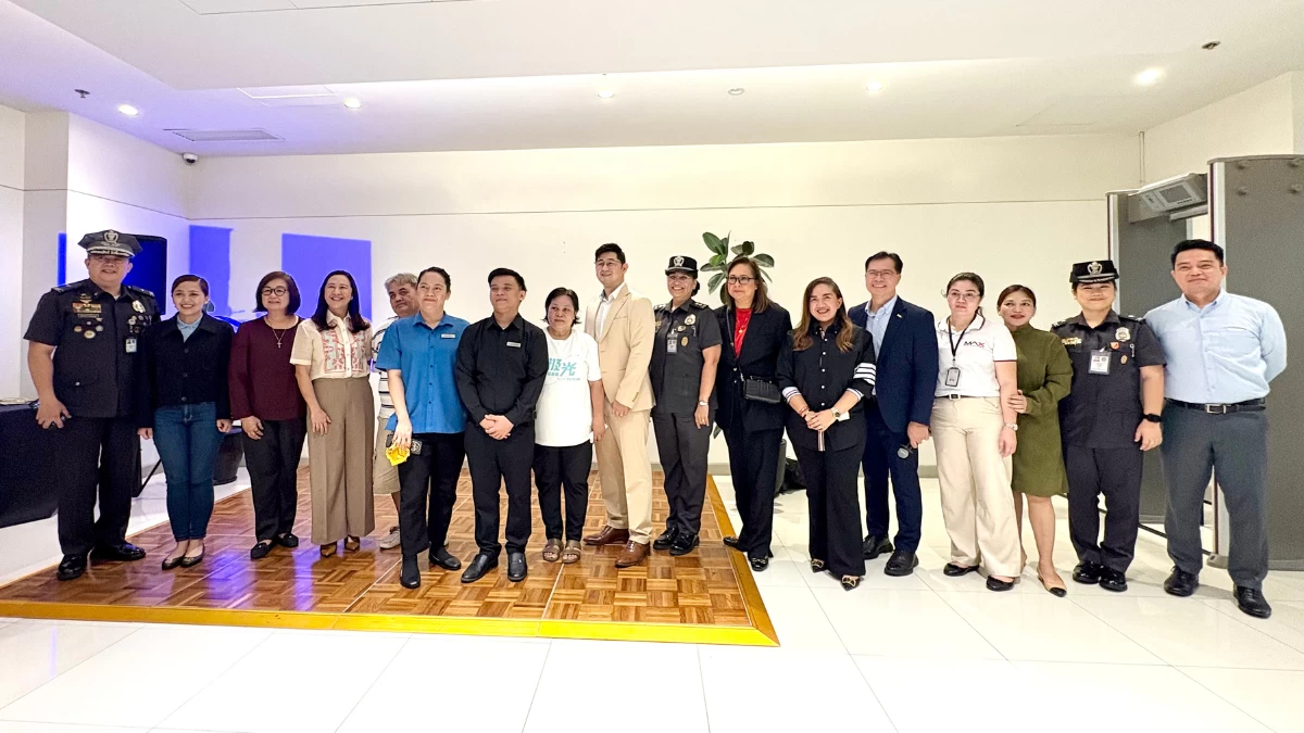 From left: Regional Director BJMP NCR Jail Chief Superintended Baby Noel Montalvo, and other guest, SM Hotels & Conventions Corporation (SMHCC) Executive Vice President Peggy Angeles; Quezon City Mayor Joy Belmonte; Father of Severino Montallana II, Marissa Basa, Severino Montallana II, Mother of Severino Montallana II, General Manager Reycie Gutierrez, Jail Superintendent Maria Lourdes Pascion, SM Hotels & Conventions Corporation (SMHCC) Senior Vice President Operations Cathy Nepomuceno; SM Hotels & Conventions Corporation (SMHCC) AVP Public Relations Nian Rigor; Park Inn by Radisson Clark Cluster Director People and Culture Fernando Manalang; Multi-access Cooperative Agency Harlyn Hilado; Multi-access Cooperative Agency Stephanie Cabahug; Multi-access Cooperative Agency Davis Kong)