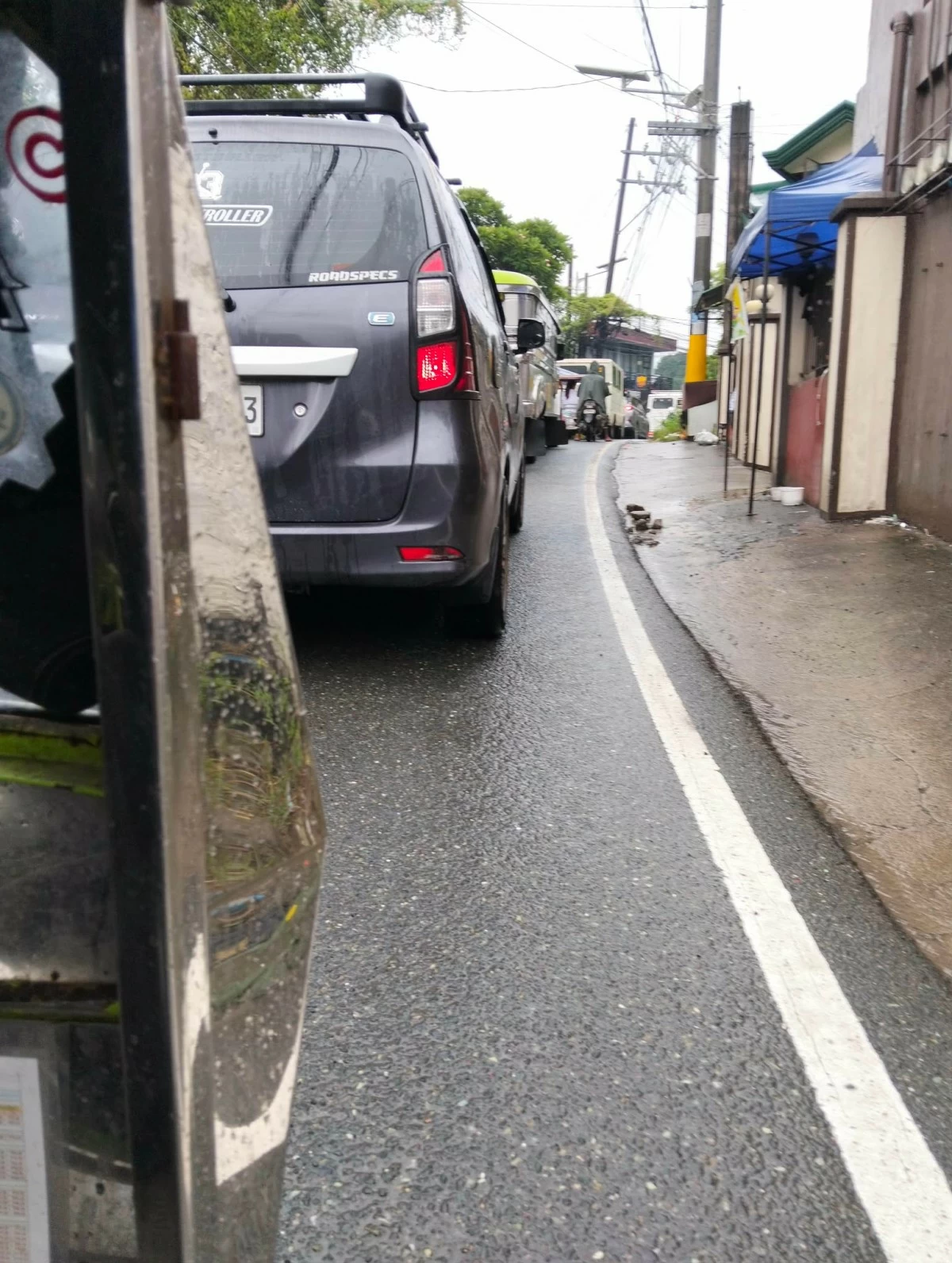 Traffic snarled along Sta. Maria road as the Macaiban Bridge overflowed and became impassable to vehicles. (Photo by Freddie Velez)