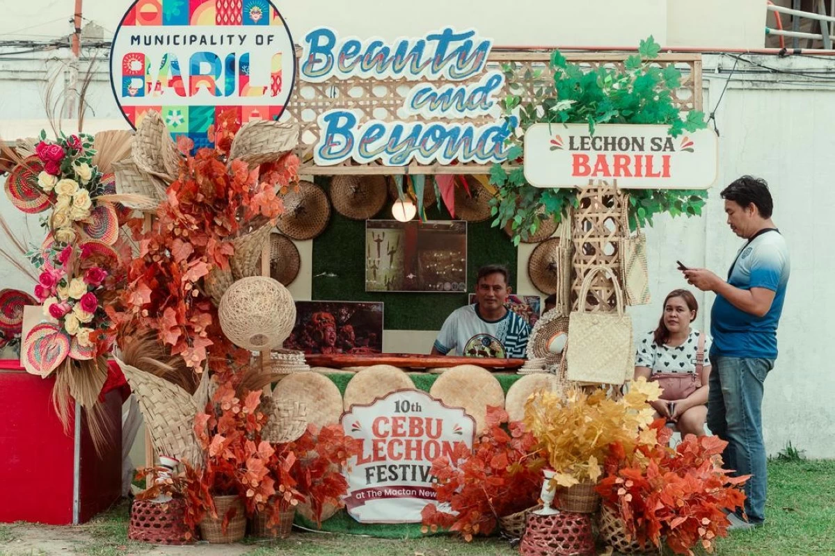 The municipality of Barili bags the Best Booth Award at the Great Cebu Lechon Market. (Photo: Megaworld)
