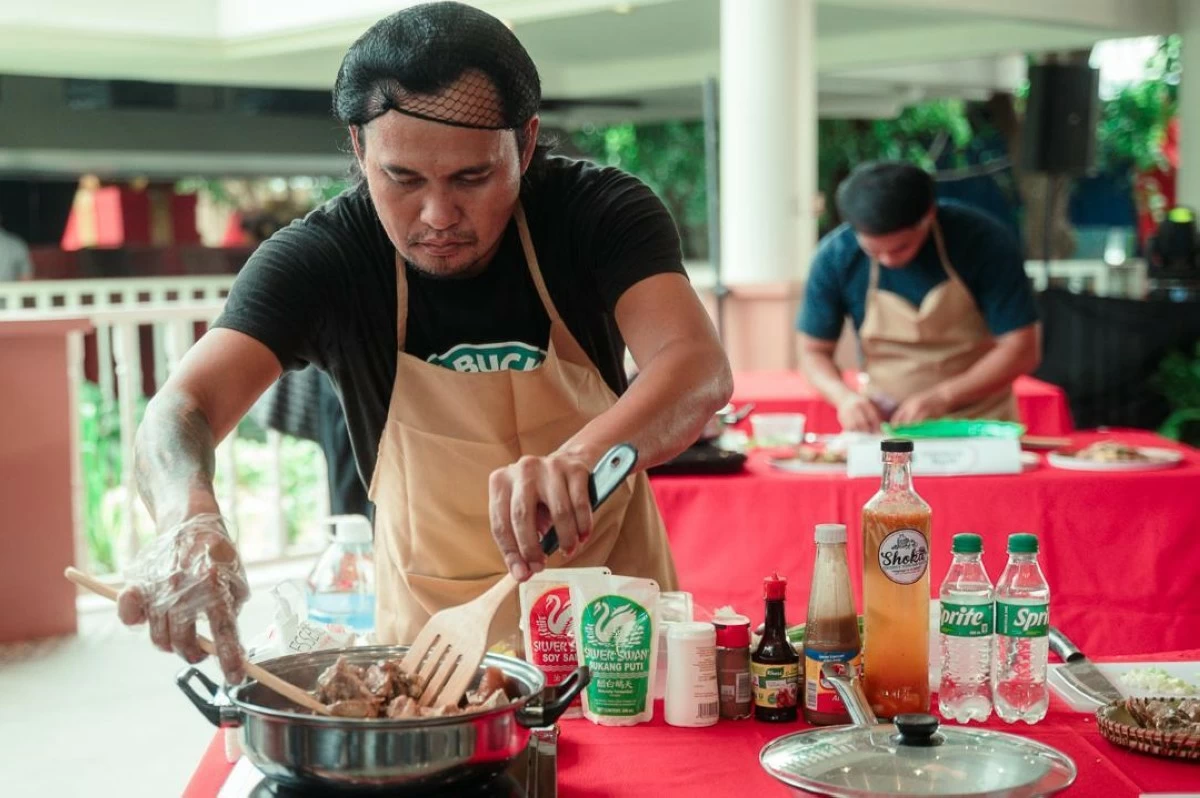 Argao lechonero James Labajo cooks his championship-winning dish at the Sugbuanon Paksiw Wars. (Photo: Megaworld)
