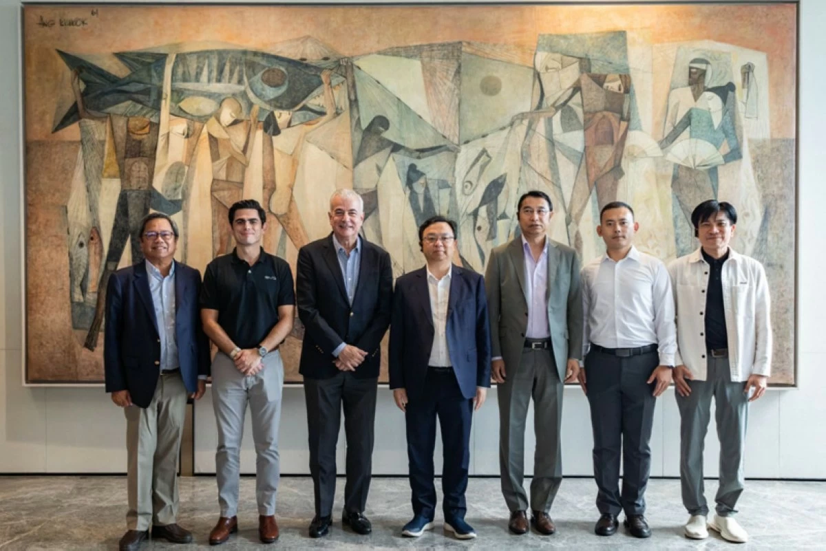 Executives from Ayala Corporation and ACMobility meet with Wang Chuanfu, Chairman of BYD and regional BYD leaders. From left: Bong Consing, President and CEO, Ayala Corporation; Jaime Alfonso Zobel de Ayala, CEO, ACMobility; Fernando Zobel De Ayala, Board Director, Ayala Corporation; Wang Chuanfu, Chairman and President, BYD Co., Ltd.; Liu Xueliang, Vice President of BYD Co., Ltd. and General Manager, BYD Asia-Pacific Auto Sales Division; Adam Hu, Country Head, BYD and DENZA Philippines; James Ng, General Manager of BYD Singapore.