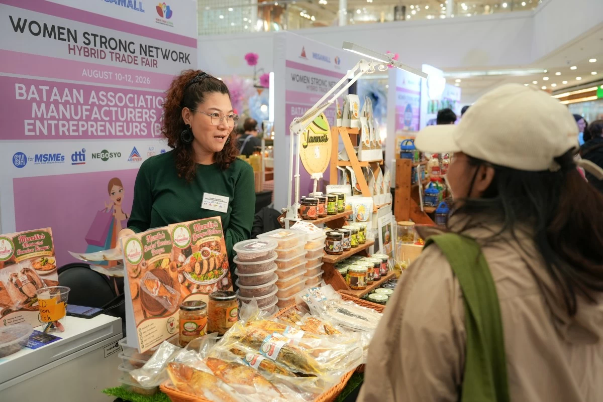 Women MSMEs connect directly with shoppers and guests at the Women Strong Network Hybrid Trade Fair, creating meaningful moments to share their products, tell the stories behind their brands, and build relationships that can open doors to new customers and future growth.
