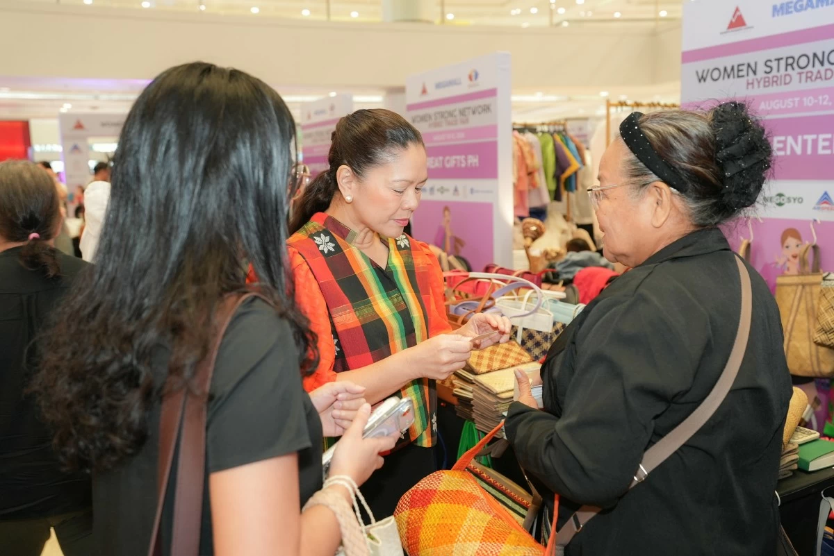 Women MSMEs connect directly with shoppers and guests at the Women Strong Network Hybrid Trade Fair, creating meaningful moments to share their products, tell the stories behind their brands, and build relationships that can open doors to new customers and future growth.
