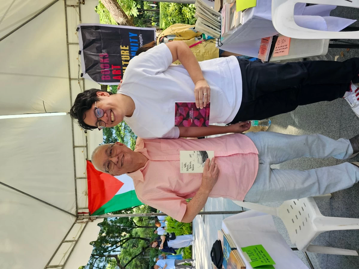 Ricky Lee had a signing event right beside Mangubat at Dia del Libro 2025, so they were able to exchange books. 