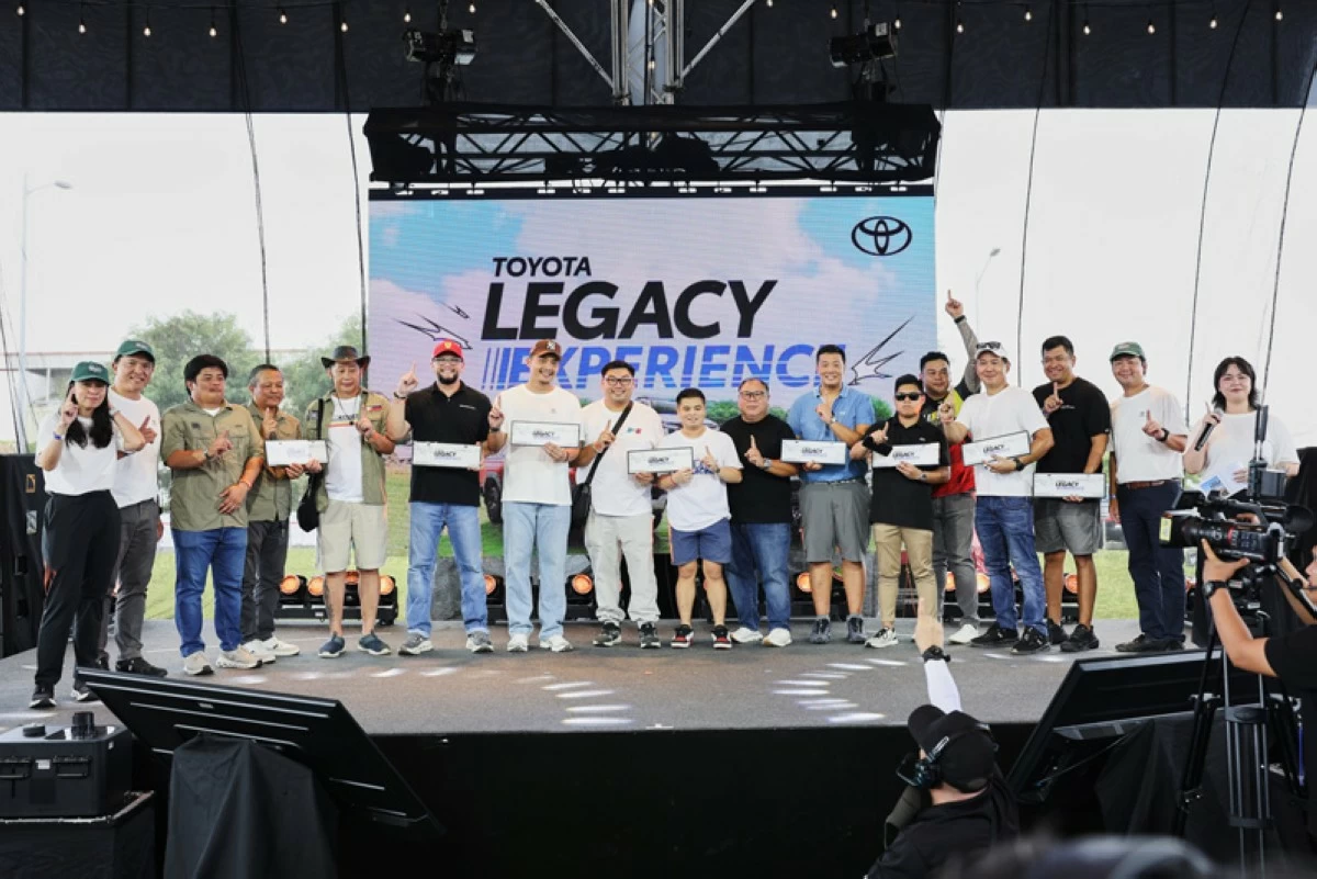 Toyota Motor Philippines Executives posing for a photo alongside members of local Toyota Car Clubs.
