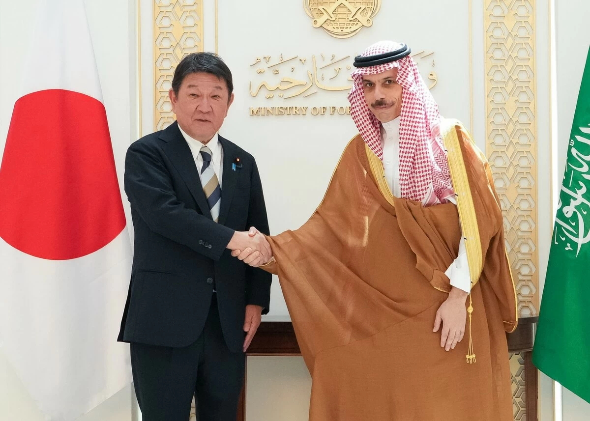 Japan's Foreign Minister Toshimitsu Motegi (left) and his Saudi Arabian counterpart, Prince Faisal bin Farhan Al-Saud, shake hands in Riyadh on Wednesday. (Courtesy of Japan's Foreign Ministry)