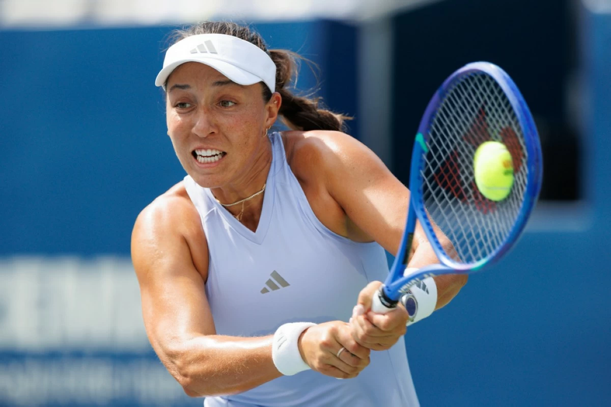 Jessica Pegula of the United States returns the ball from Diana Shnaider during the National Bank Open tennis tournament in Toronto, on Saturday, Aug. 8, 2026. (Keito Newman/The Canadian Press via AP)