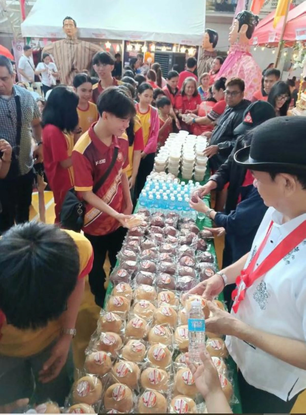 Nutribuns and refreshments were distributed during the Angono Day activity. (Photo from Angono Tourism Office)