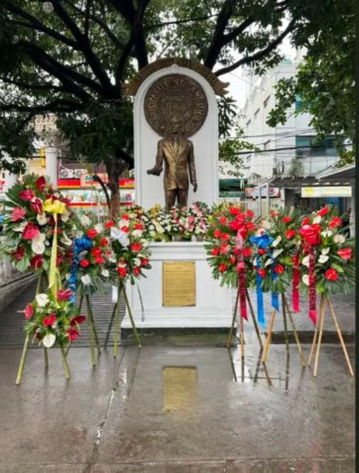The monument of Pres. Manuel Quezon outside the Angono municipal hall following the flowers and plants offering ceremony (Photo from Angono Tourism Office)