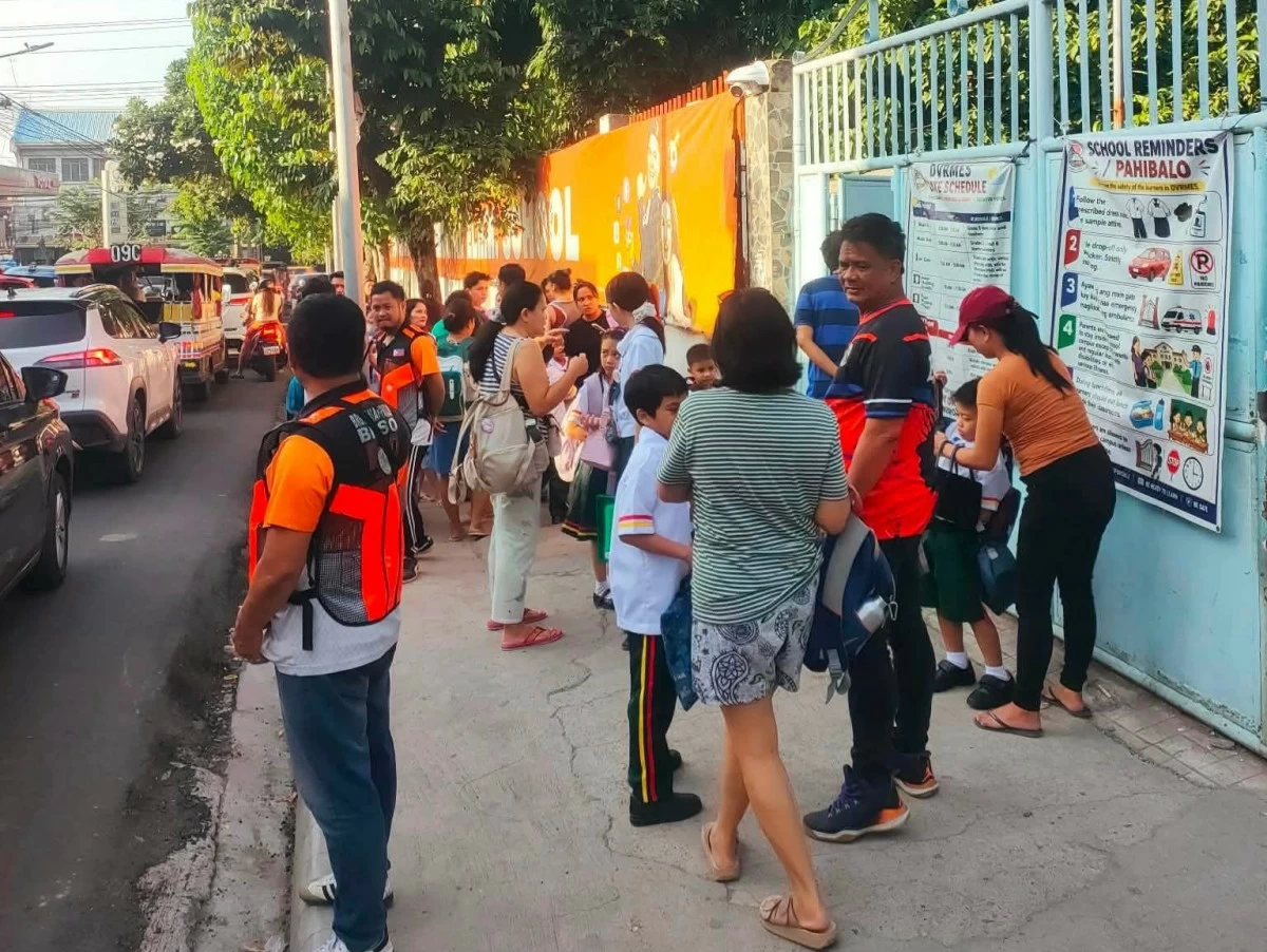 Security personnel stand guard as parents pick up their children following a shooting incident outside a school in Cebu City.(Photo from Councilor Dave Tumulak)
