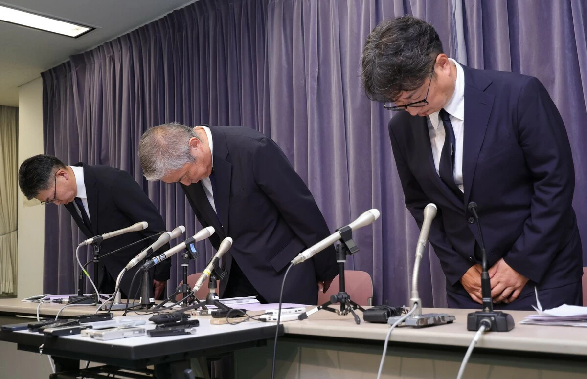 Takao Suzuki (center), chief of Tobu Railway's railway business division, bows at a press conference at the transport ministry in Tokyo on Thursday following a fatal accident.