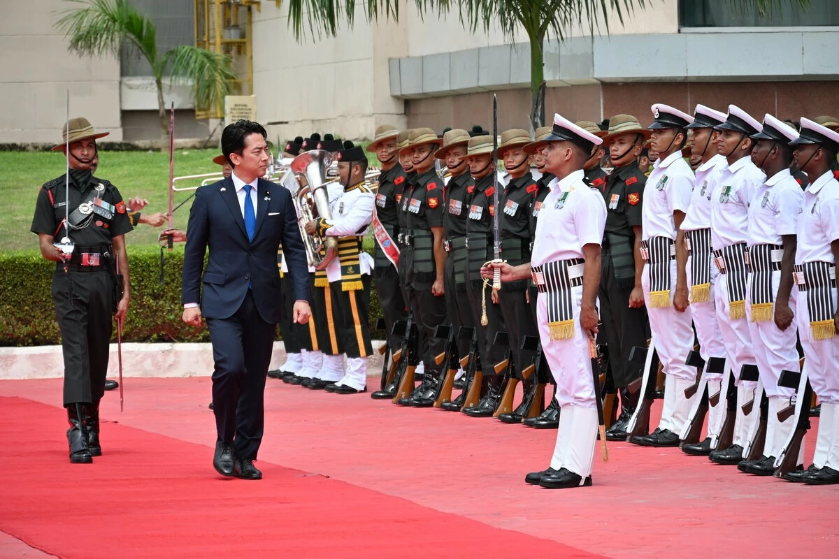 Japanese Defense Minister Shinjiro Koizumi (second from left) is welcomed by an honor guard in New Delhi on Thursday.