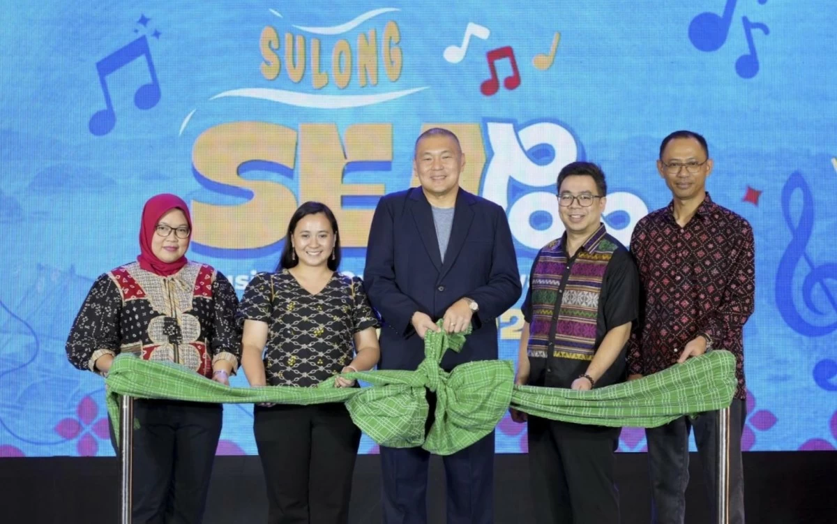 Joining the ribbon‑cutting ceremony were Avi Dewani Sari Harahap, Minister Counselor for Culture and Information, Indonesian Embassy in the Philippines; Mariel Jasmine Nini, Head of International Cultural Affairs Office, National Commission for Culture and the Arts; Joaquin San Agustin, Executive Vice President for Marketing, SM Supermalls; Jon Pinto, Blackstar Entertainment CEO and Mohd Faizal Sharip, Director of Tourism Malaysia Manila, Embassy of Malaysia (Photo: NCCA)
