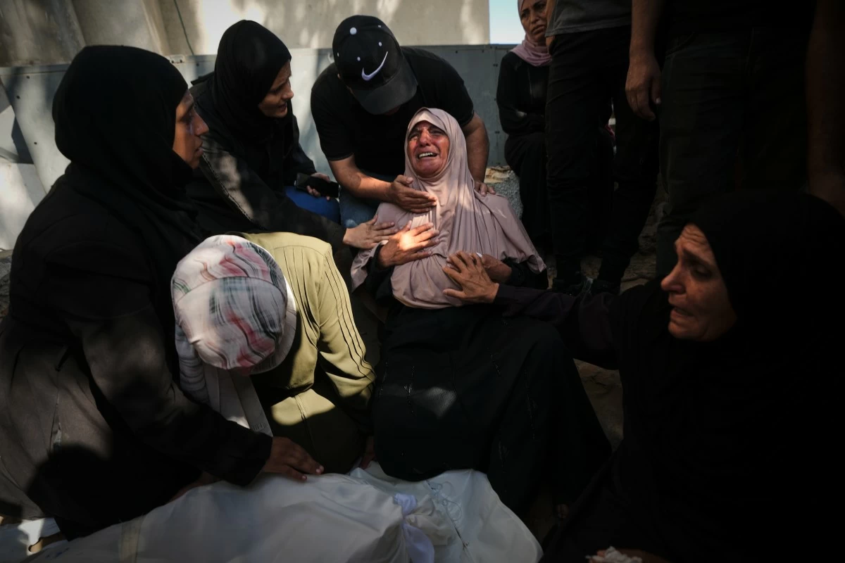 Mourners attend the funeral of Palestinians who were killed in an Israeli army strike on a cafe at the Gaza port the previous day, at Shifa Hospital in Gaza City, Wednesday, Aug. 19, 2026. (AP Photo/Jehad Alshrafi)