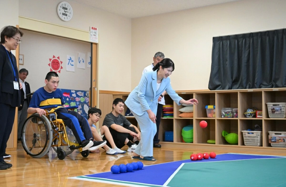 Princess Aiko tries boccia at a medical and welfare facility in Maibara, Shiga Prefecture, on Friday. (Pool Photo)