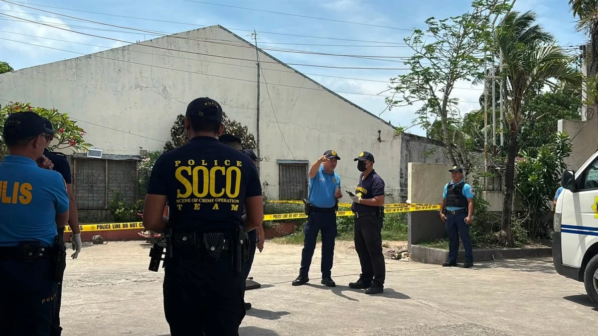 Police probe the killing of a 57-year-old former overseas Filipino worker (OFW) who was gunned down in Barangay 1-A, Manapla, Negros Occidental on Sunday, August 23. (Cheng Santillan)