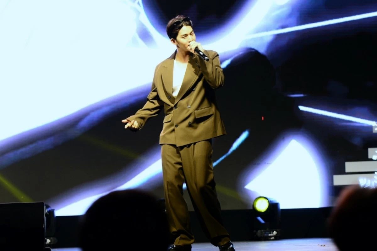 K-pop idol Bae Jin-young performing at the Korea Travel Fiesta 2026 on Aug. 22 at the SM Mall of Asia (Jonathan Hicap) 
