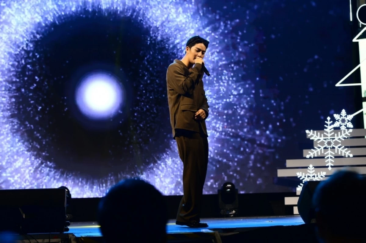 K-pop idol Bae Jin-young performing at the Korea Travel Fiesta 2026 on Aug. 22 at the SM Mall of Asia (Jonathan Hicap) 
