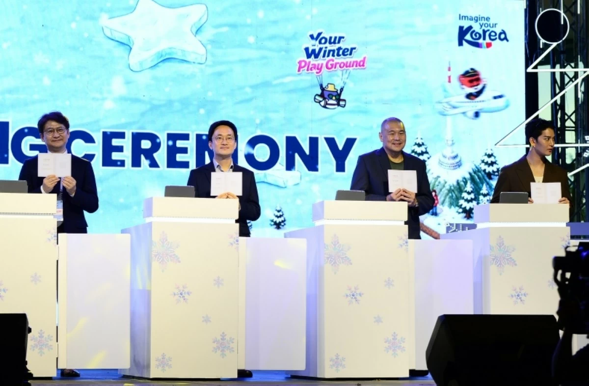 (From left) KTO Director Park Young Hee, KCC Philippines Director Kim Myeongjin, Executive Vice President for Marketing of SM Supermalls Joaquin San Agustin and K-pop idol Bae Jin-young (Jonathan Hicap) 

