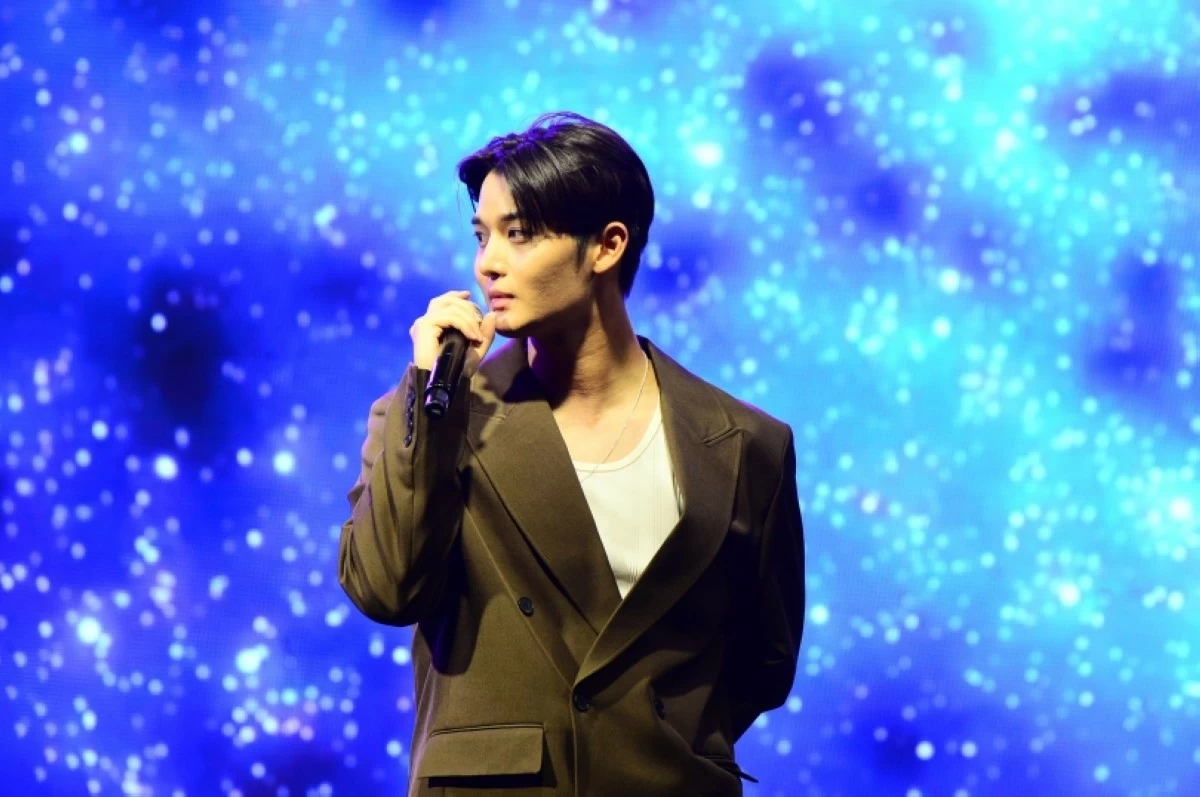 K-pop idol Bae Jin-young performing at the Korea Travel Fiesta 2026 on Aug. 22 at the SM Mall of Asia (Jonathan Hicap) 
