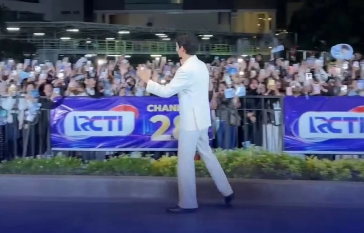 Kim Soo-hyun greeting fans outside the MNC Studios before the 