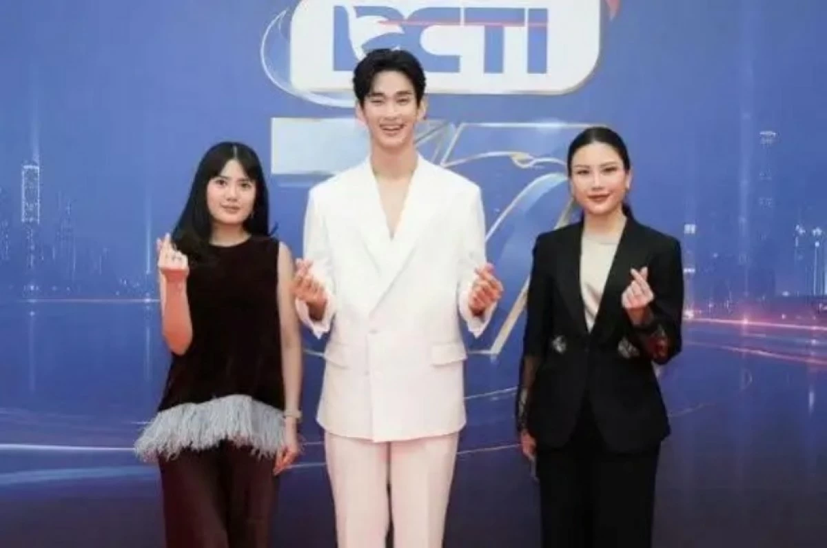 Kim Soo-hyun (center) with MNC Group Co-CEO Angela Tanoesoedibjo and RCTI President Director Valencia Tanoesoedibjo (RCTI)