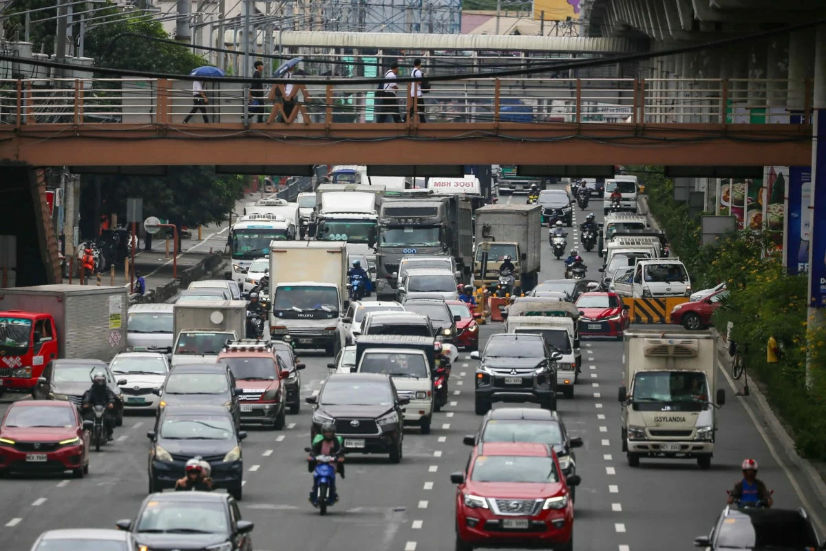 Motorists experienced light to moderate traffic along Marcos Highway on December 10, 2025. The Department of Public Works and Highways (DPWH) and the Land Transportation Office’s (LTO) Anti-Truck Overloading Mobile Enforcement (ATOME) suspended its operations along Marcos Highway from December 10, 2025 to January 6, 2026 to help ease holiday traffic. (John Louie Abrina / MANILA BULLETIN)