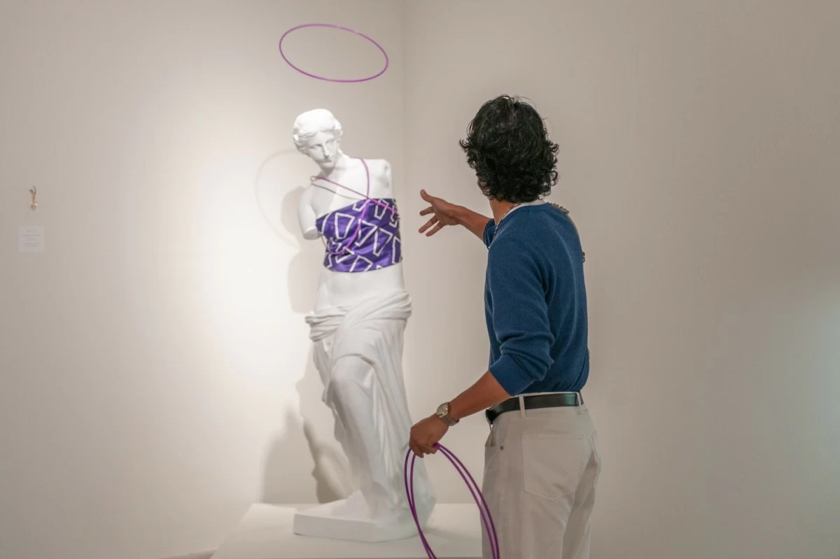 A guest playing ring toss at his ‘Venus de Milo’ iteration. (Photo: 125 Project)