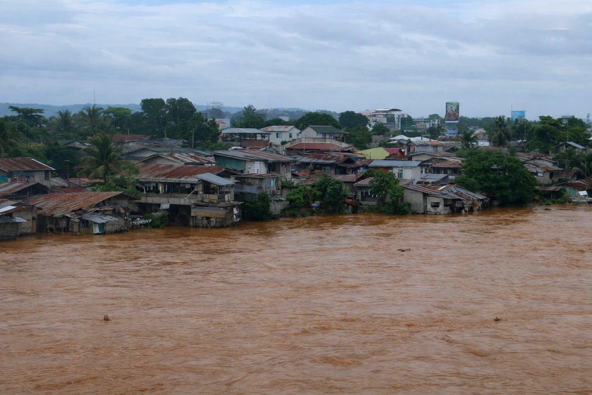 Flood causing water overflow (Photo by Henrylito Tacio)