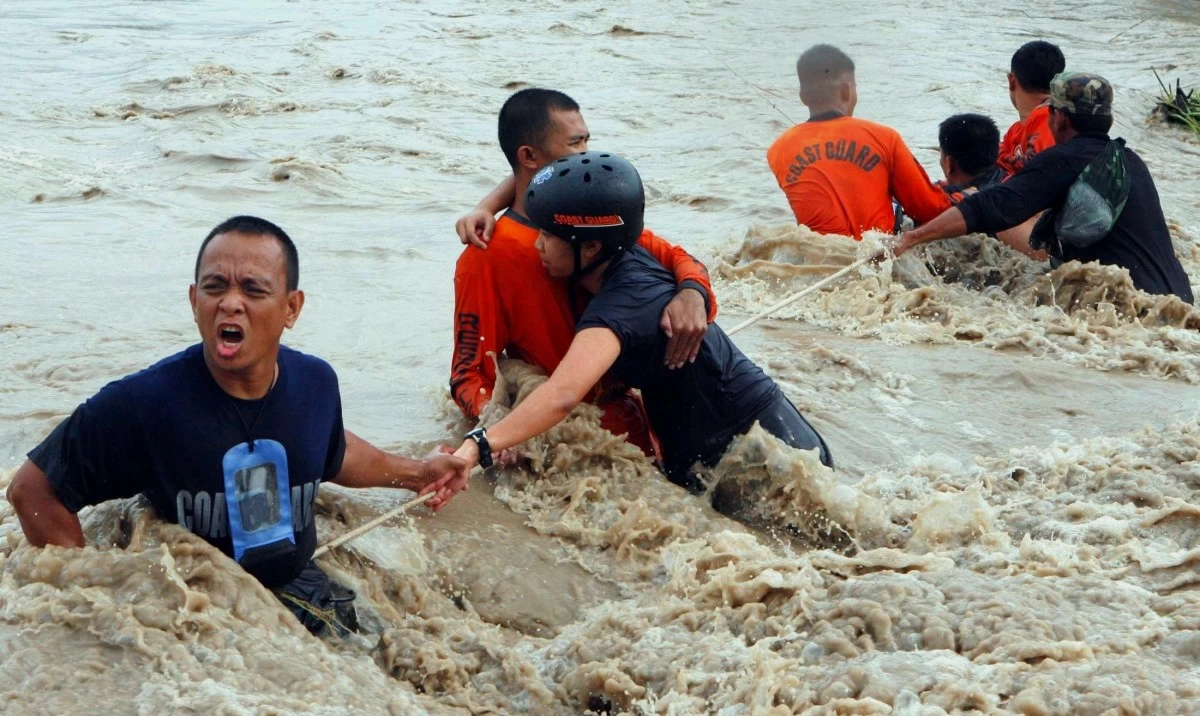 Rescue operation (Photo courtesy of Dr Ted Esguerra)