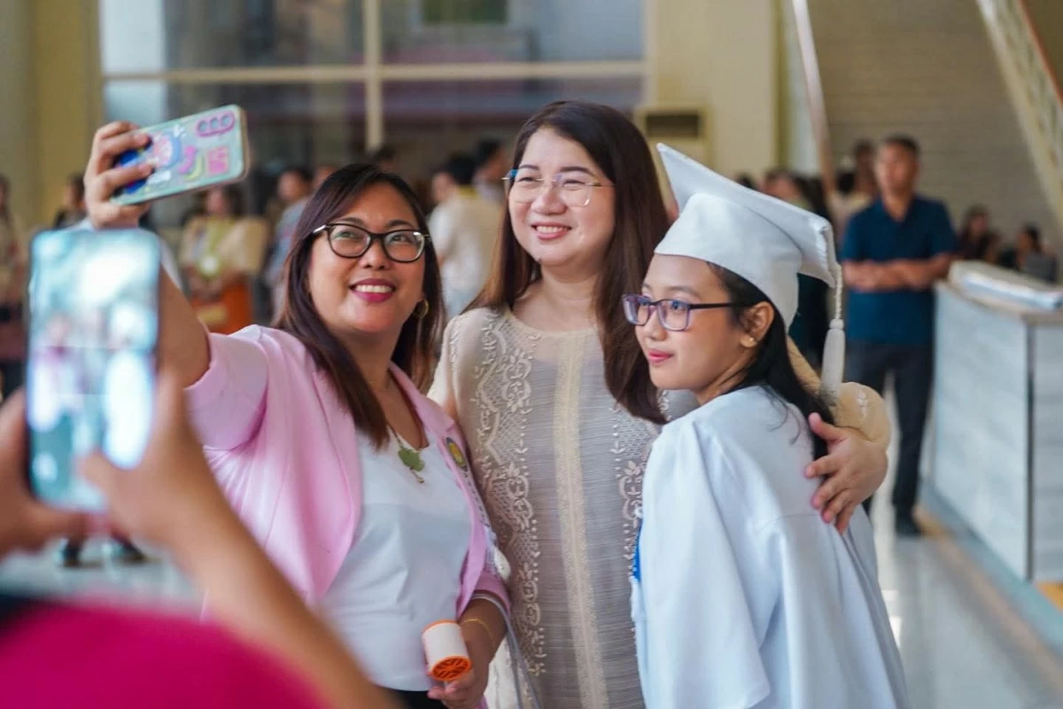 FILE PHOTO: Marikina City Mayor Maan Teodoro takes a selfie with a parent and a graduating student during the city’s graduation celebrations. (Photo from Mayor Maan Teodoro)