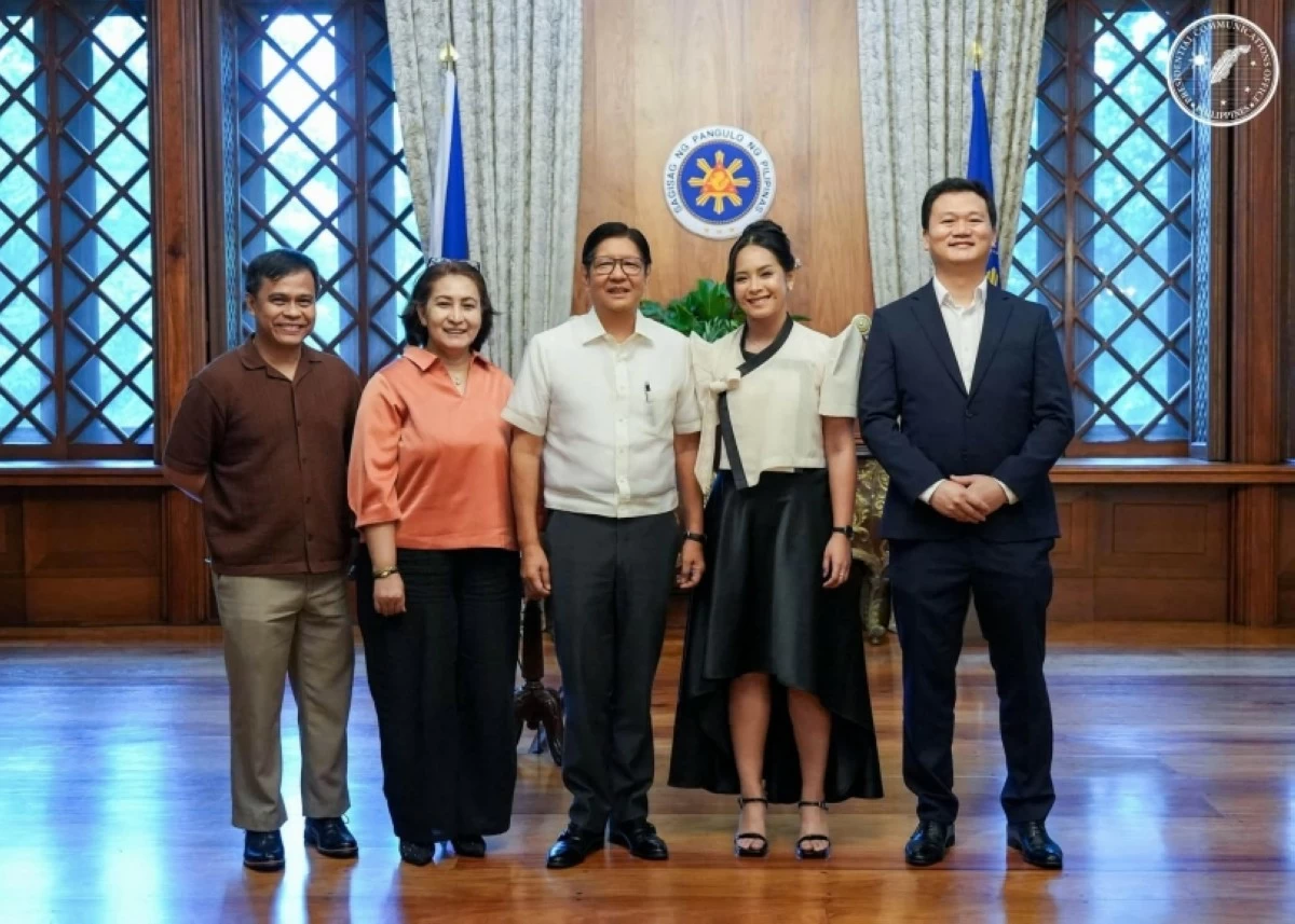 President Ferdinand Marcos Jr. (center) with Gwyn Dorado (second from right) and her parents in Malacañang (Presidential Communications Office) 