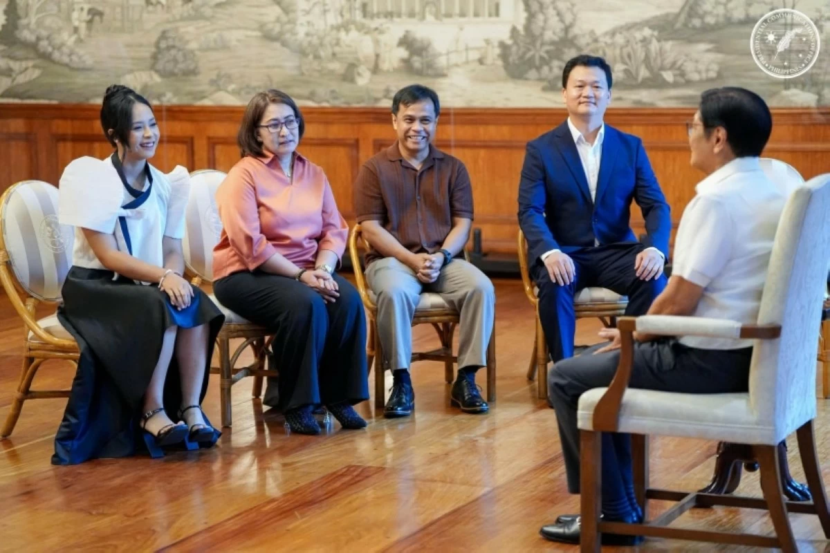 President Ferdinand Marcos Jr. (right) talking to Gwyn Dorado in Malacañang (Presidential Communications Office) 