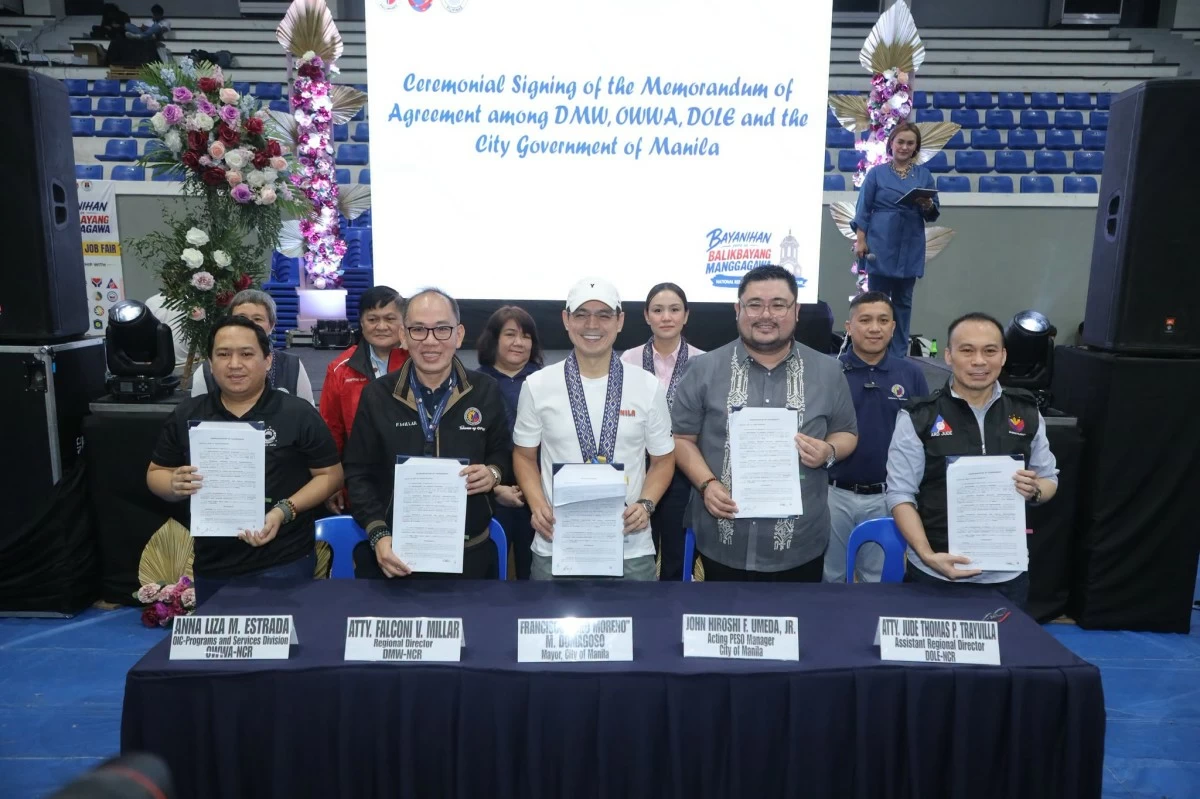 Manila Mayor Francisco “Isko Moreno” Domagoso and officials from the Department of Migrant Workers (DMW), Department of Labor and Employment (DOLE), Technical Education and Skills Development Authority (TESDA), and Overseas Workers Welfare Administration (OWWA) lead the ceremonial signing of the “Bayanihan para sa Balikbayang Manggagawa: A National Reintegration Networks and Jobs Fair” program at the San Andres Sports Complex, on Wednesday, Aug. 26. (Photo Courtesy of Manila Public Information Office/Facebook)